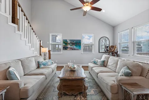 $899,000 | 413 Jeanie Lynn Street, Tiki Island, TX 77554