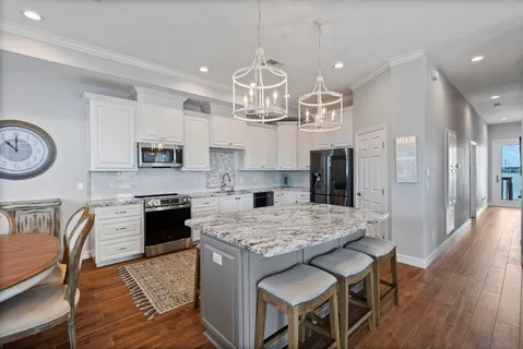 $899,000 | 413 Jeanie Lynn Street, Tiki Island, TX 77554