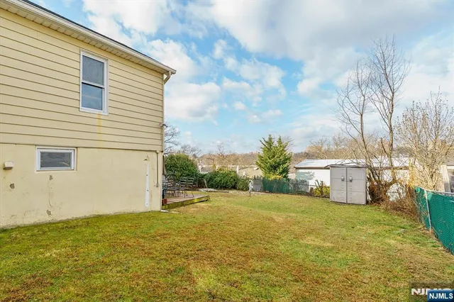 a view of a house with backyard and garden