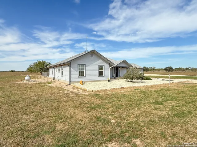 $797,000 | 1185 County Road 7718, Devine, TX 78016