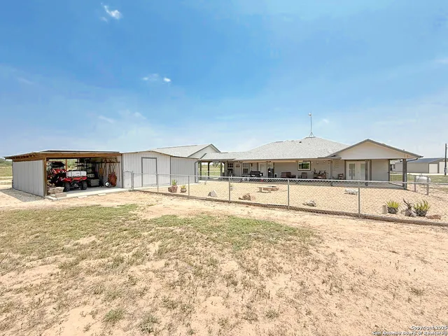 $797,000 | 1185 County Road 7718, Devine, TX 78016