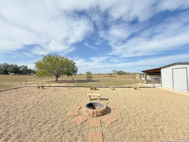 $797,000 | 1185 County Road 7718, Devine, TX 78016