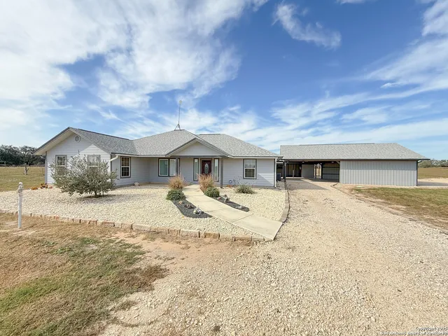 $797,000 | 1185 County Road 7718, Devine, TX 78016