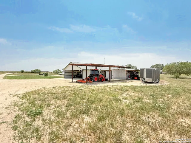 $797,000 | 1185 County Road 7718, Devine, TX 78016