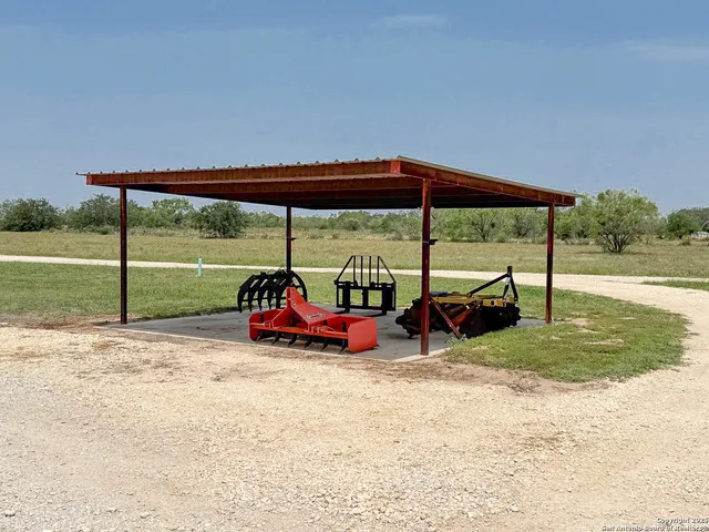 $797,000 | 1185 County Road 7718, Devine, TX 78016