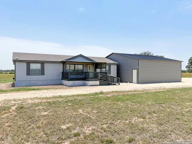 $797,000 | 1185 County Road 7718, Devine, TX 78016