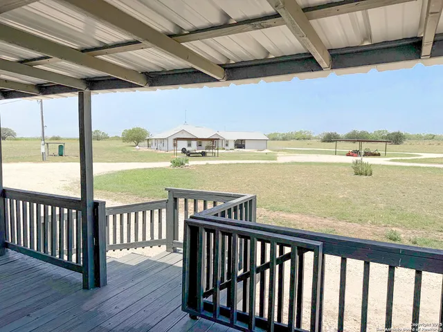 $797,000 | 1185 County Road 7718, Devine, TX 78016