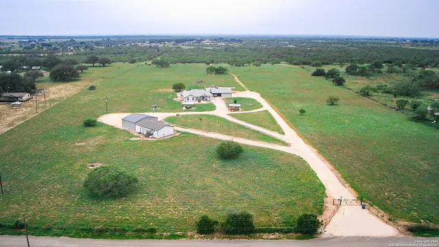 $797,000 | 1185 County Road 7718, Devine, TX 78016
