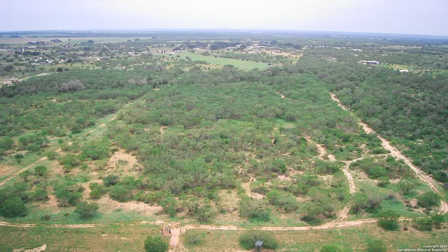 $797,000 | 1185 County Road 7718, Devine, TX 78016