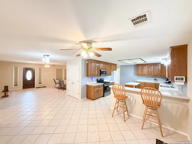 $797,000 | 1185 County Road 7718, Devine, TX 78016