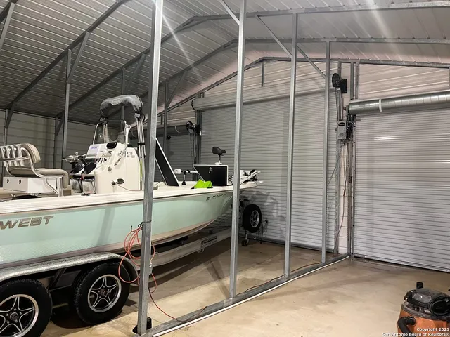 $797,000 | 1185 County Road 7718, Devine, TX 78016