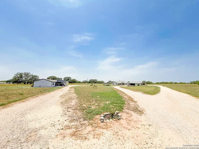 $797,000 | 1185 County Road 7718, Devine, TX 78016