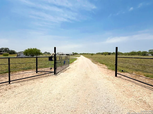 $797,000 | 1185 County Road 7718, Devine, TX 78016