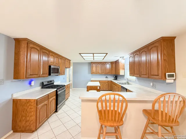 $797,000 | 1185 County Road 7718, Devine, TX 78016