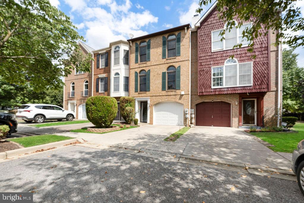 32 Victoria Square Frederick, MD 21702 - Photo 2 of 31 Gallery Image 2
