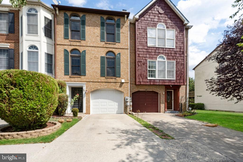 32 Victoria Square Frederick, MD 21702 - Photo 3 of 31 Gallery Image 3