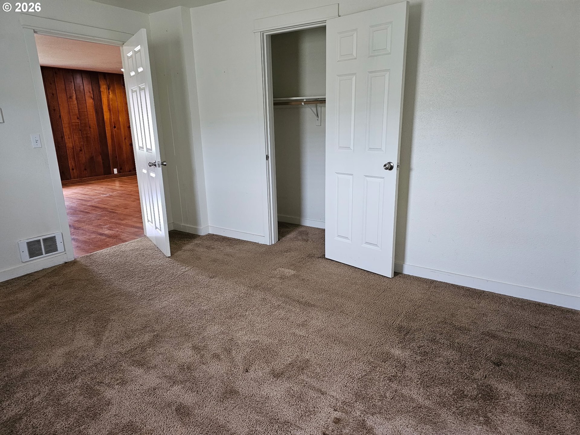 33802 Market Road Creswell, OR 97426 - Photo 13 of 30 an empty room with closet and mirror