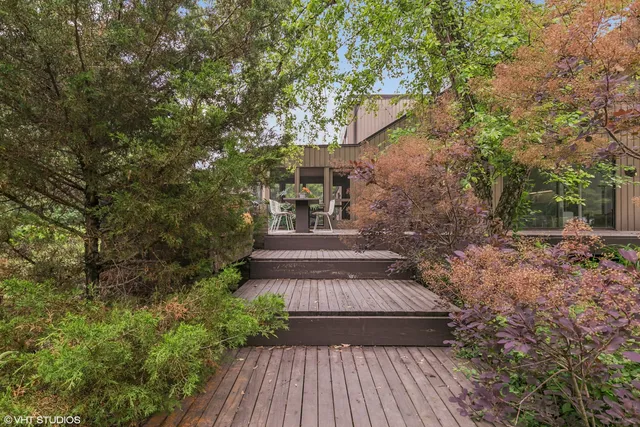 a picture of a bench in a wall