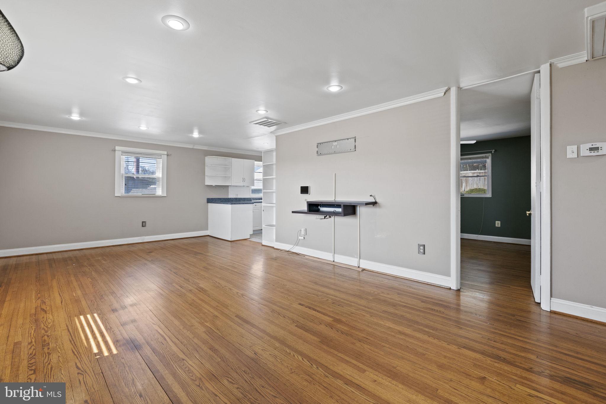 912 Wingfield Road Woodbridge, VA 22191 - Photo 9 of 26 Living Area Photo 1