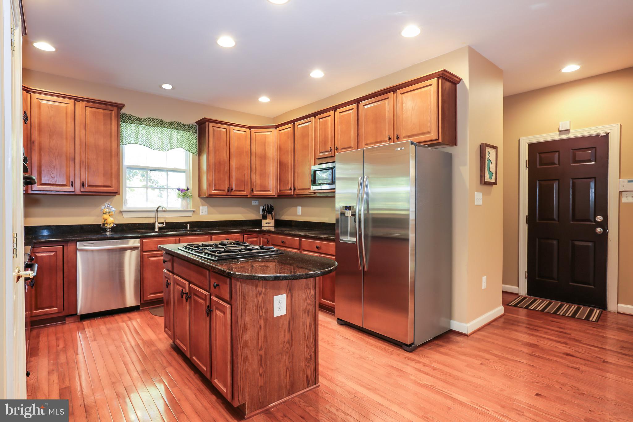 16013 Roland Park Place Gainesville, VA 20155 - Photo 10 of 31 Kitchen with Granite Countertops