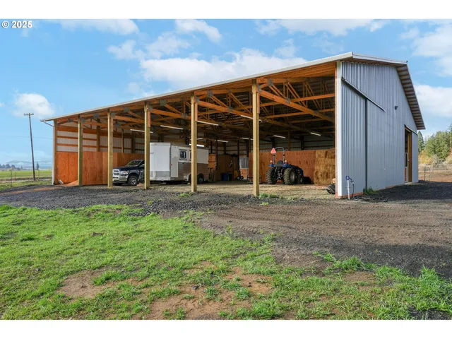 a view of a house with backyard and porch