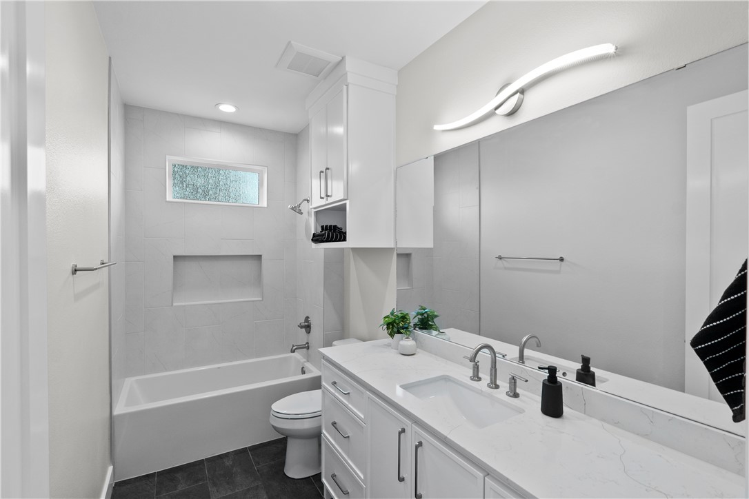 10717 Harvey Ranch Road College Station, TX 77845 - Photo 36 of 44 Upstairs Bathroom