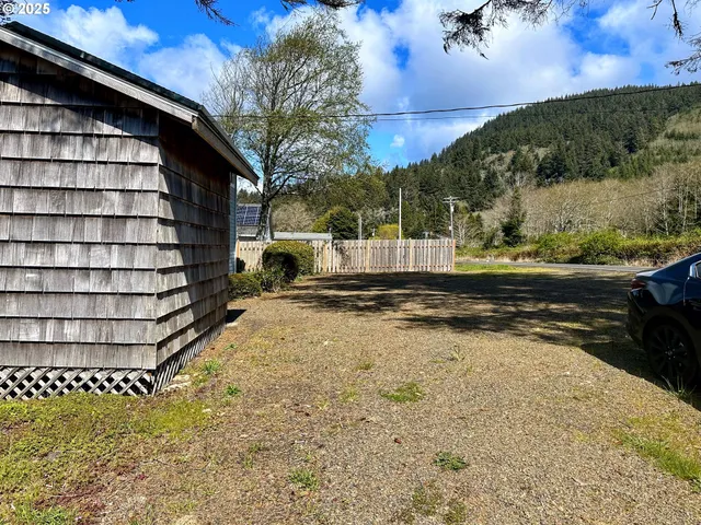 a view of a backyard with pathway