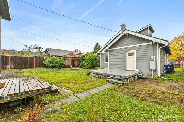 a view of a house with backyard and sitting area
