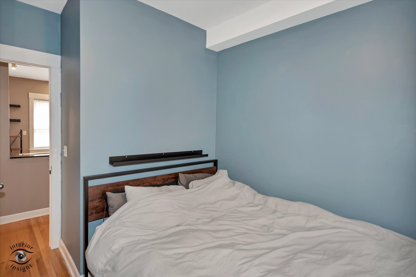 2537 Prairie Avenue, Unit 2E Evanston, IL 60201 - Photo 13 of 21 a bedroom with a bed and a window