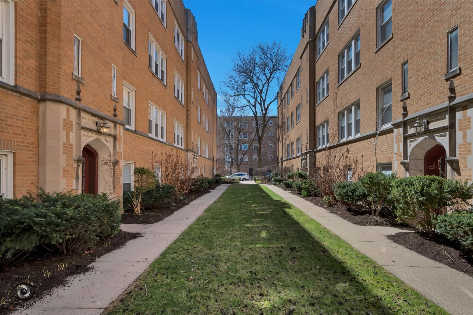 2537 Prairie Avenue, Unit 2E Evanston, IL 60201 - Photo 21 of 21 a backyard of a building with garden