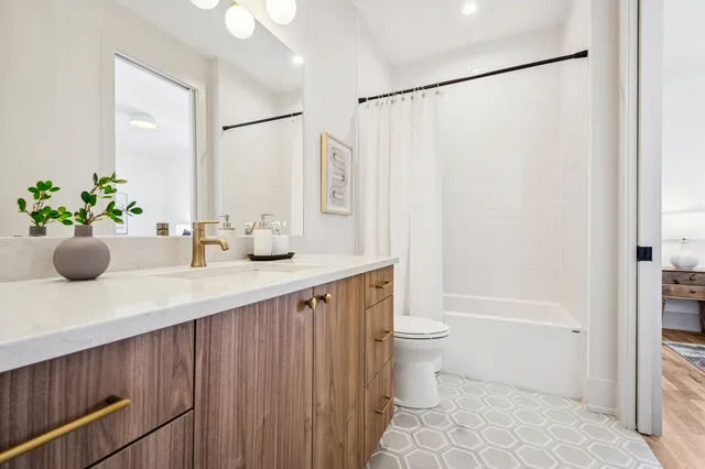 $1,350,000 | 2246 West Lyndale Street, Unit 2, Chicago, IL 60647