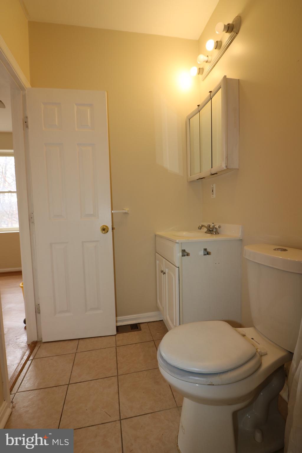403 O Street Northwest Washington, DC 20001 - Photo 25 of 33 a bathroom with a toilet a sink and mirror