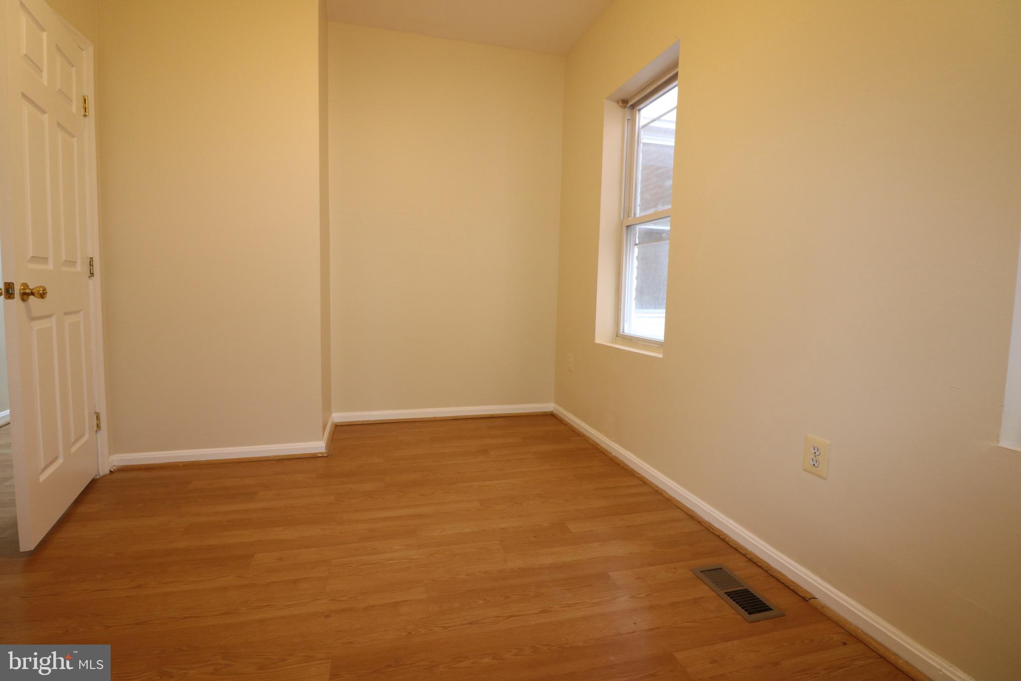 403 O Street Northwest Washington, DC 20001 - Photo 27 of 33 an empty room with windows and closet