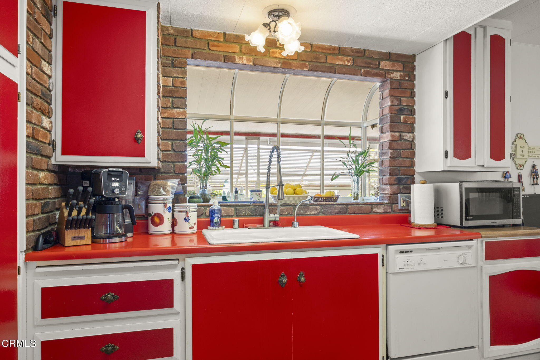 250 East Telegraph Road, Unit 83 Fillmore, CA 93015 - Photo 12 of 49 Kitchen with Garden Window