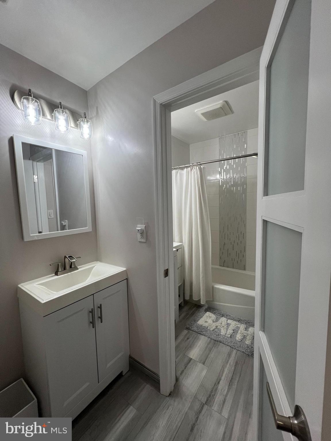 5800 F Torington Drive, Unit 837 Springfield, VA 22152 - Photo 20 of 31 1/2 bath area