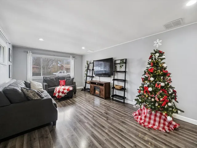 $294,900 | 1220 Fulton Drive, Streamwood, IL 60107