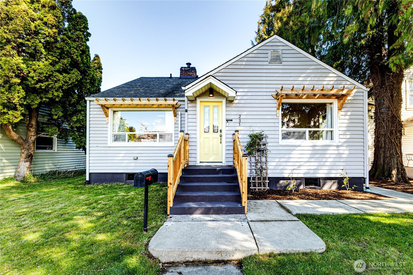 231 West 4th Street Port Angeles, WA 98362 - Photo 2 of 40 a front view of a house with a yard