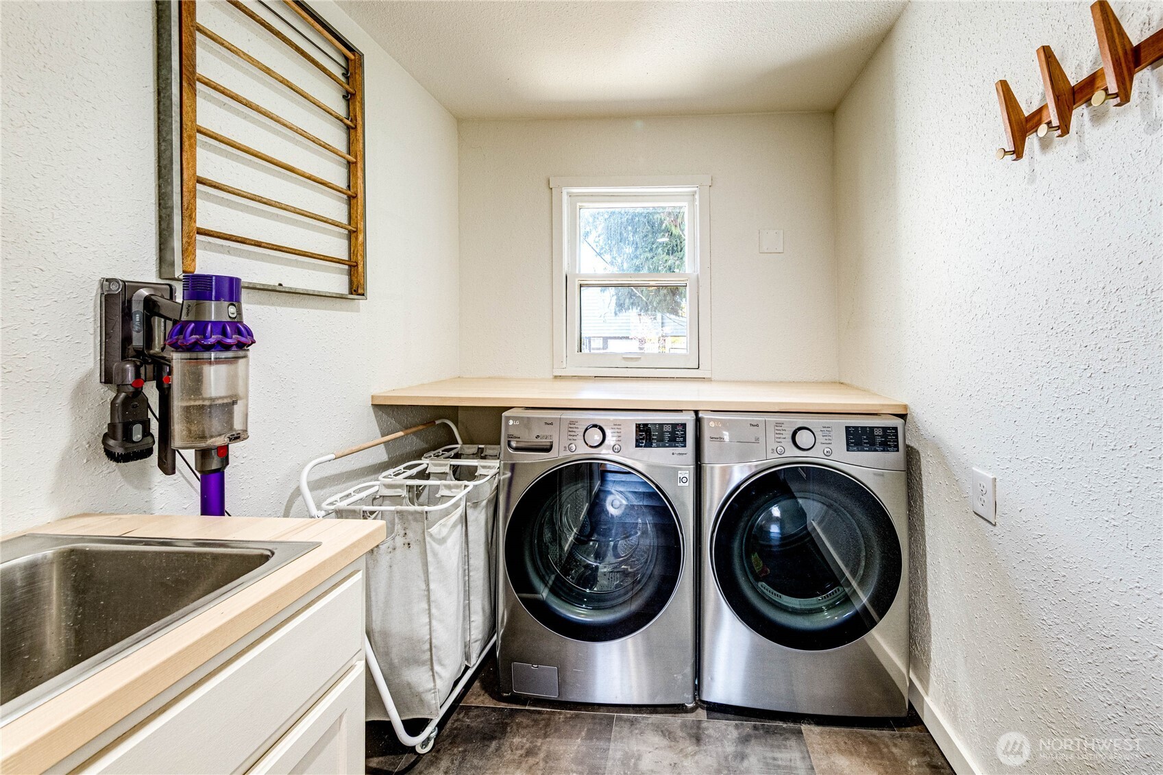 231 West 4th Street Port Angeles, WA 98362 - Photo 26 of 40 a utility room with sink dryer and washer