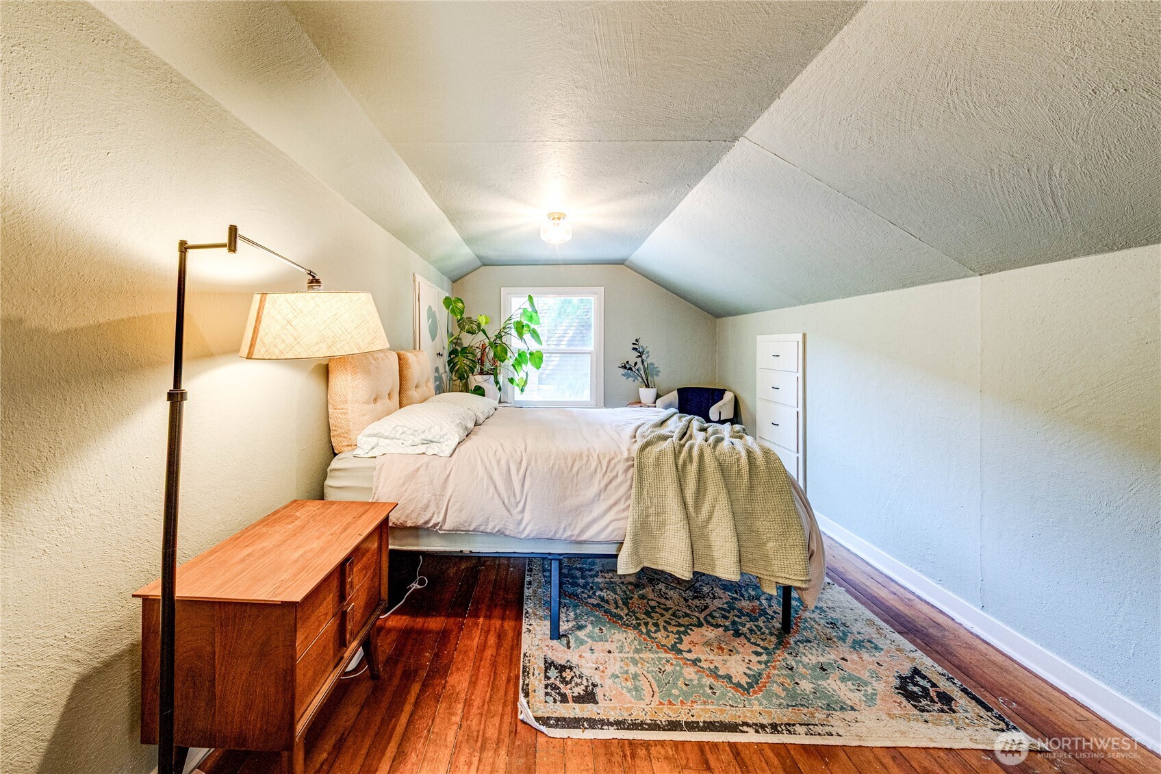 231 West 4th Street Port Angeles, WA 98362 - Photo 28 of 40 a bedroom with a bed and a rug