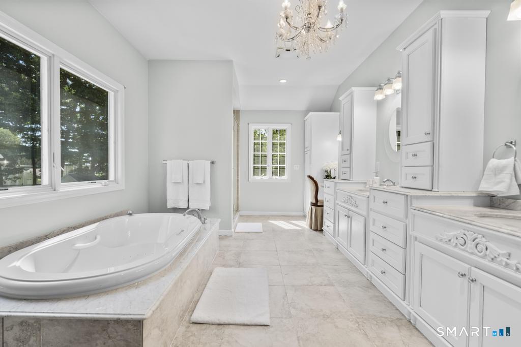 120 Saddleview Road Fairfield, CT 06825 - Photo 26 of 40 Luxurious spa bath.