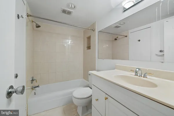 $2,000 | 4242 East-West Highway, Unit 914, Bethesda, MD 20814