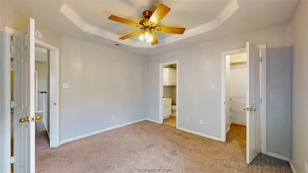 a view of a livingroom with a ceiling fan & entryway