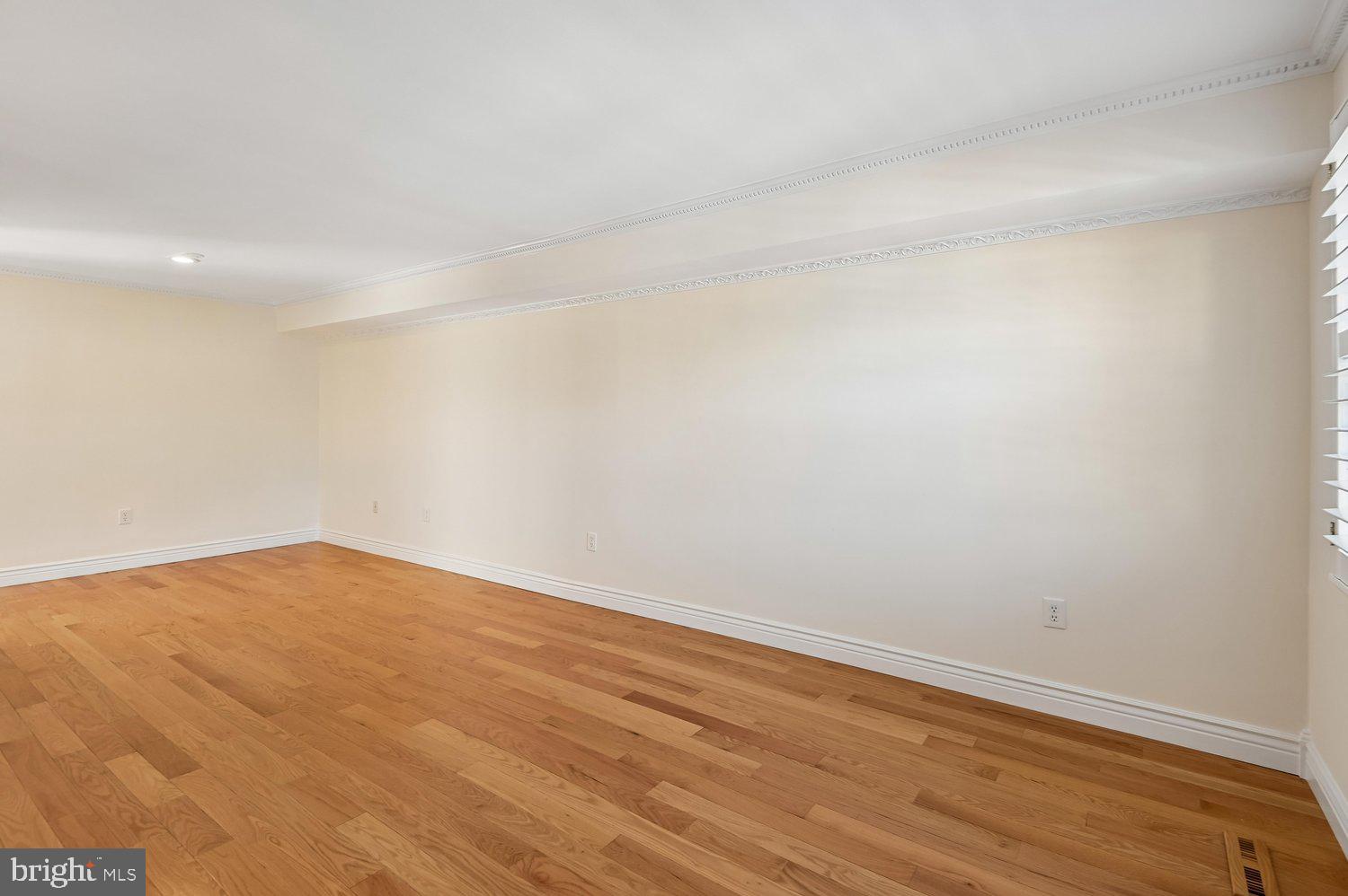 7 Drawbridge Court Baltimore, MD 21228 - Photo 9 of 65 Living Room