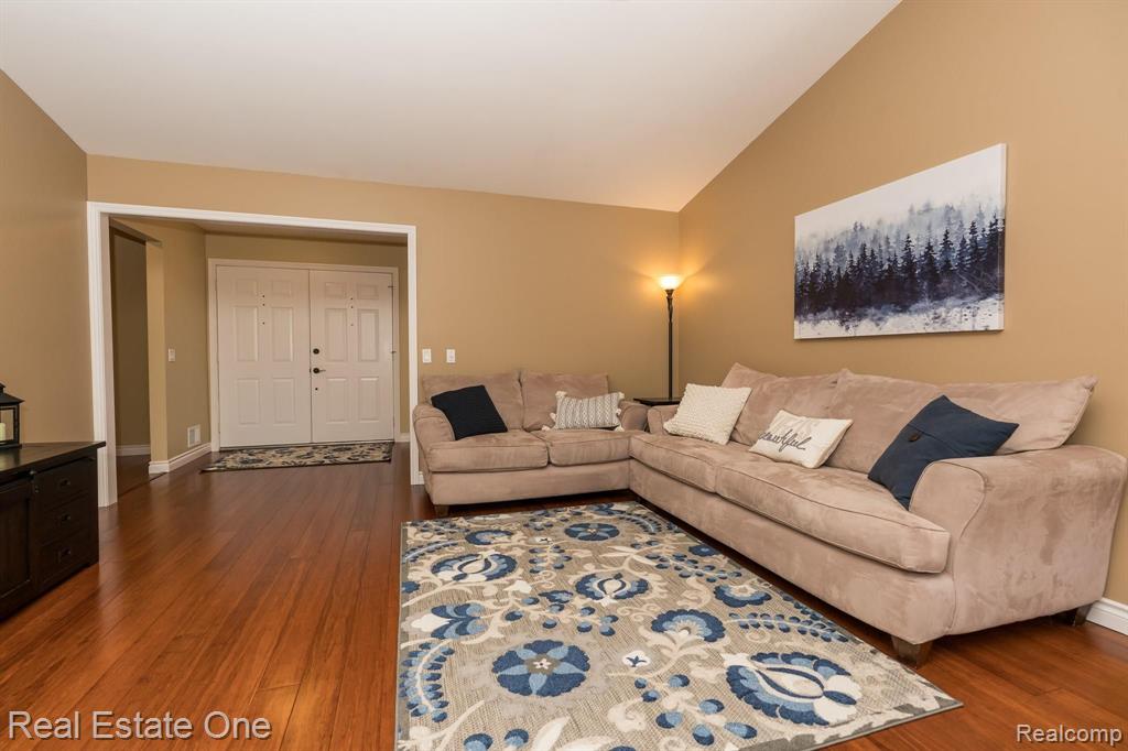 2090 Cumberland Road Rochester, MI 48307 - Photo 8 of 32