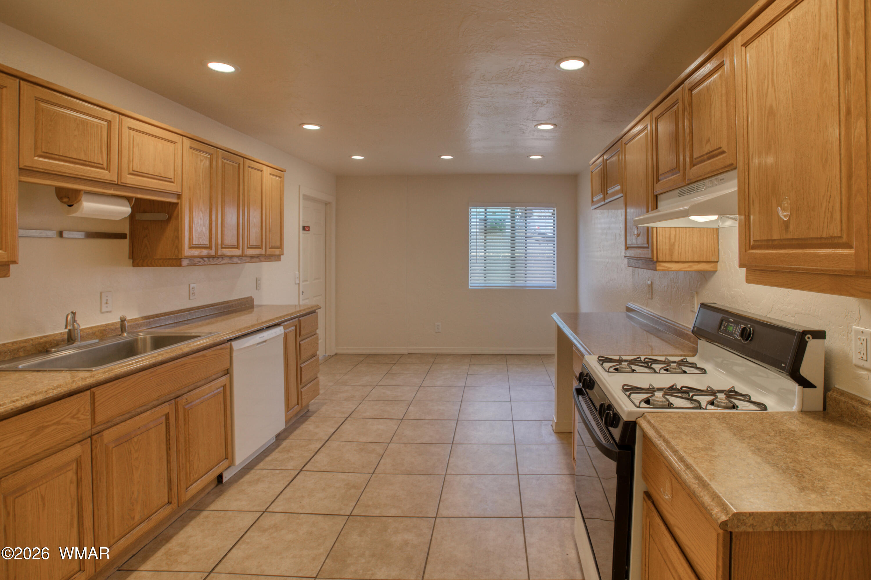 411 West Stratton Show Low, AZ 85901 - Photo 5 of 47 a kitchen that has a sink and a stove