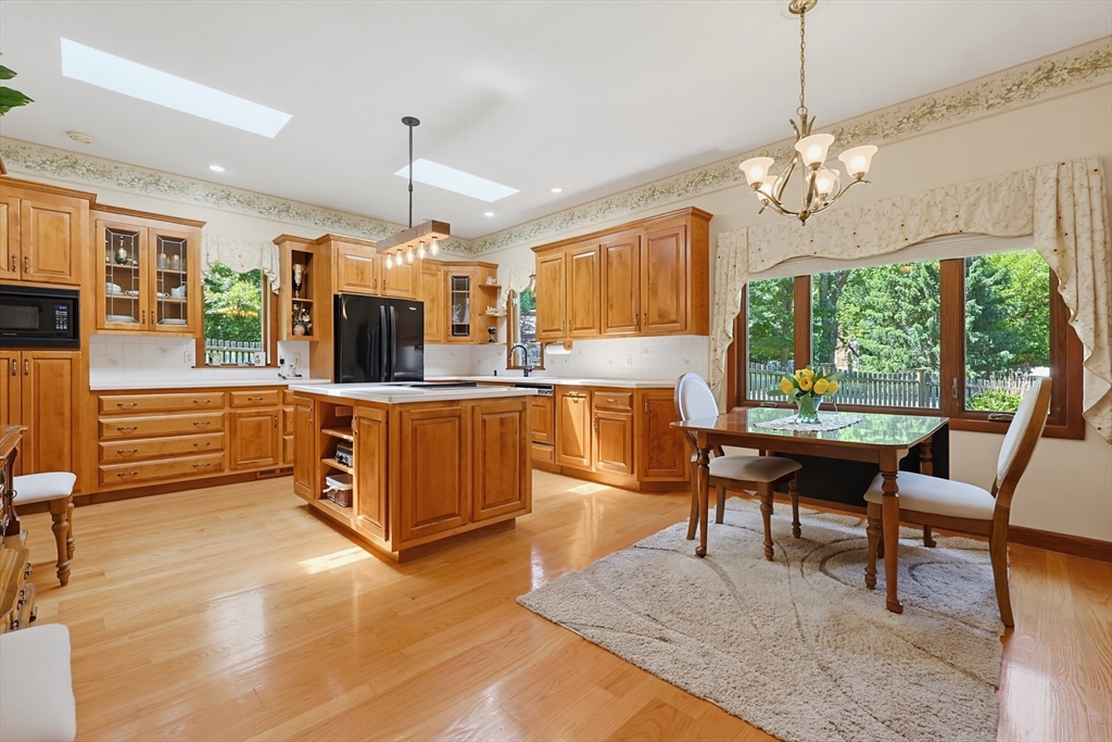 665 South Street Walpole, MA 02081 - Photo 4 of 40