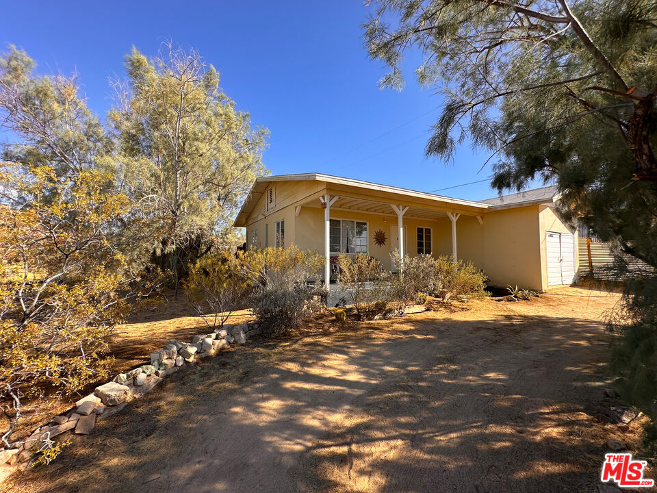 61855 Valley View Circle Joshua Tree, CA 92252 - Photo 3 of 59 a front view of a house with a yard