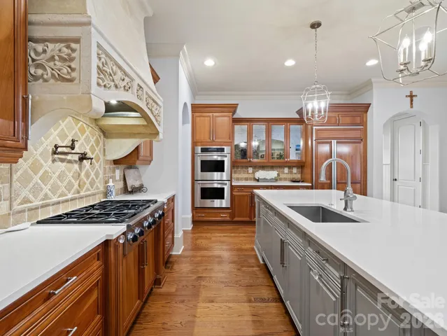 a kitchen that has a lot of cabinets