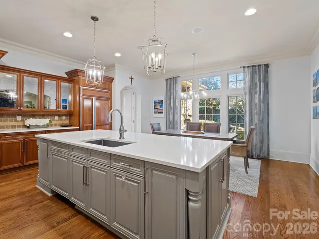 a large kitchen with kitchen island a large island in it