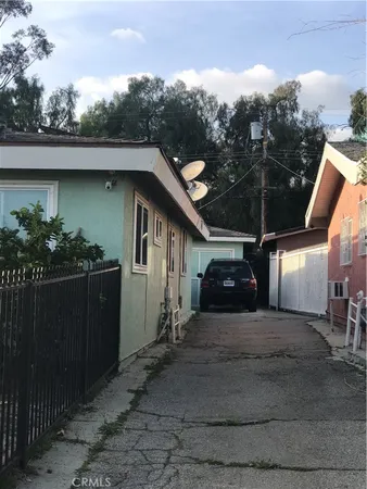 a view of a house with backyard and garden